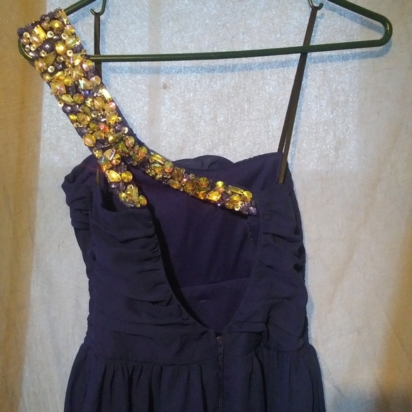 Women's dress - Picture 3 of 4